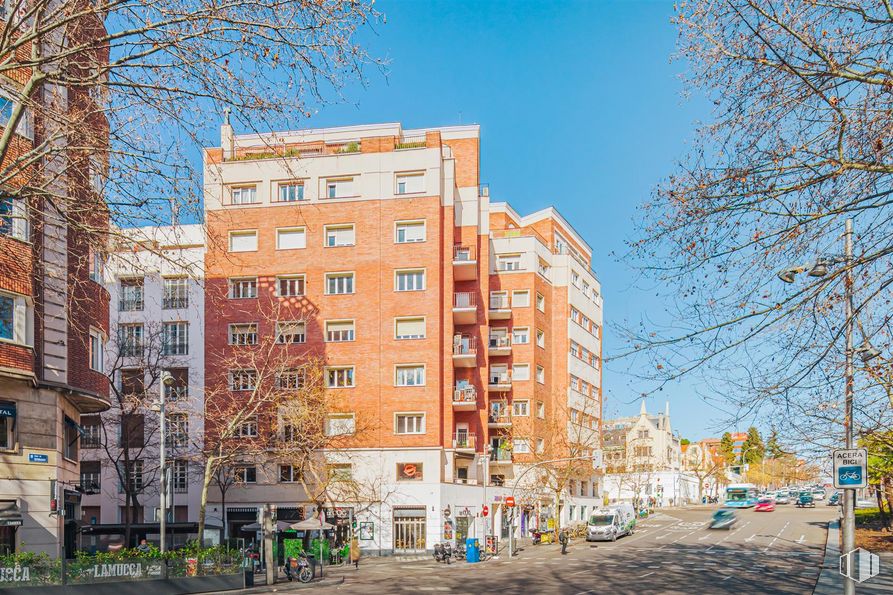 Oficina en alquiler en Calle Serrano 93, Salamanca, Madrid, 28006 con edificio, cielo, ventana, durante el día, propiedad, árbol, bloque de pisos, planta, rama y condominio alrededor