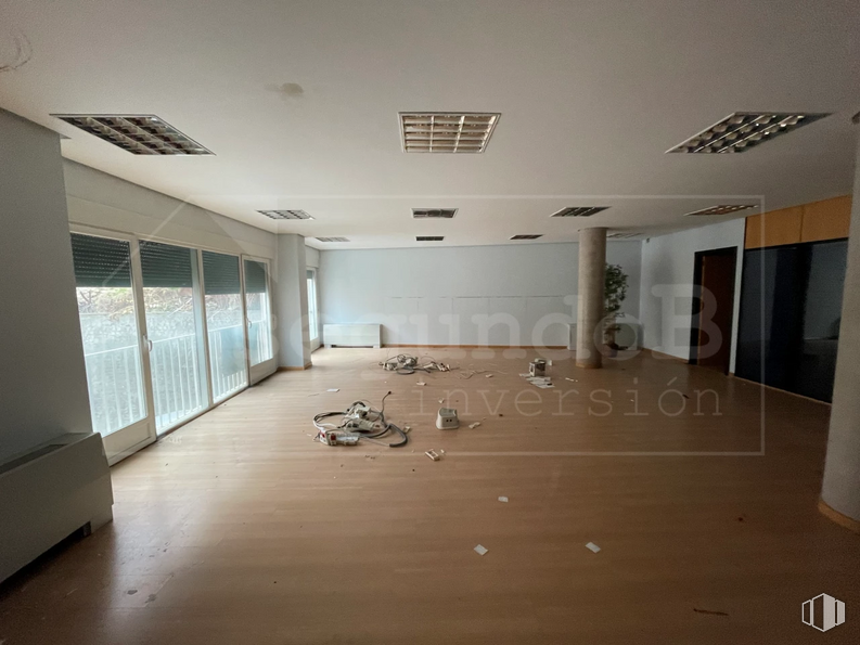 Retail for sale at Calle Escuelas Católicas, 1, Las Rozas de Madrid, Madrid, 28230 with hall, fixture, interior design, wood, architecture, floor, flooring, hardwood, ceiling and glass around