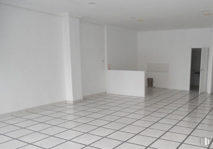 Retail for sale & for rent at Calle Río Alberche, Toledo, 45007 with furniture, fixture, architecture, wood, tile flooring, floor, flooring, hall, composite material and rectangle around