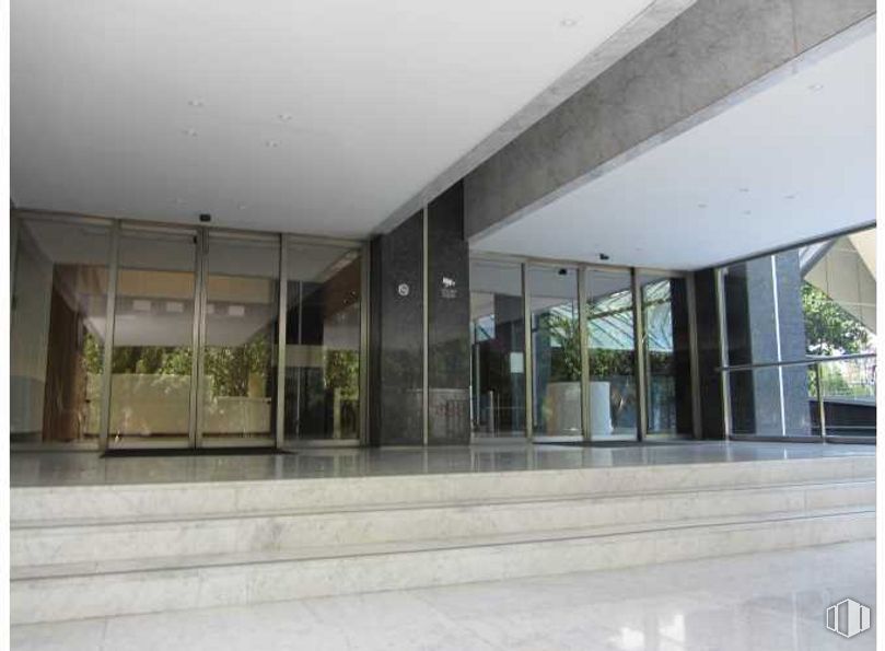 Office for rent at Edificio Eurocentro, Calle Poeta Joan Maragall, 1, Tetuán, Madrid, 28020 with fixture, automotive exterior, plant, vehicle door, floor, door, flooring, facade, commercial building and composite material around