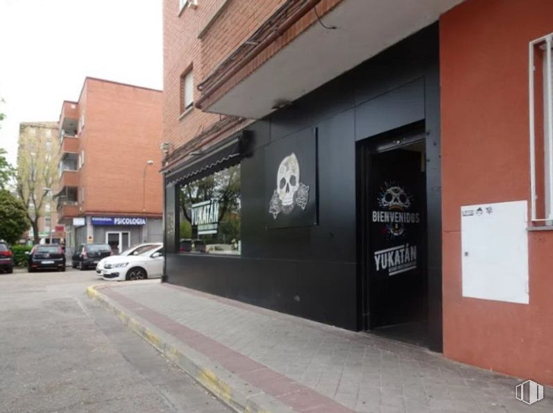 Local en venta en Paseo Londres, Fuenlabrada, Madrid, 28942 con coche, puerta, edificio, ventana, propiedad, planta, vehículo, árbol, barrio y asfalto alrededor