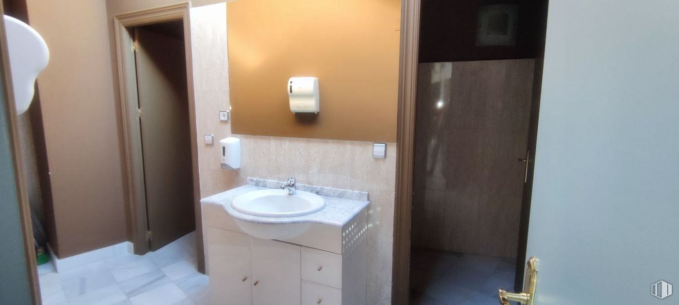 Retail for sale & for rent at Centro, Ávila, 05001 with bathroom cabinet, sink, mirror, tap, bathroom sink, building, plumbing fixture, bathroom, wood and floor around