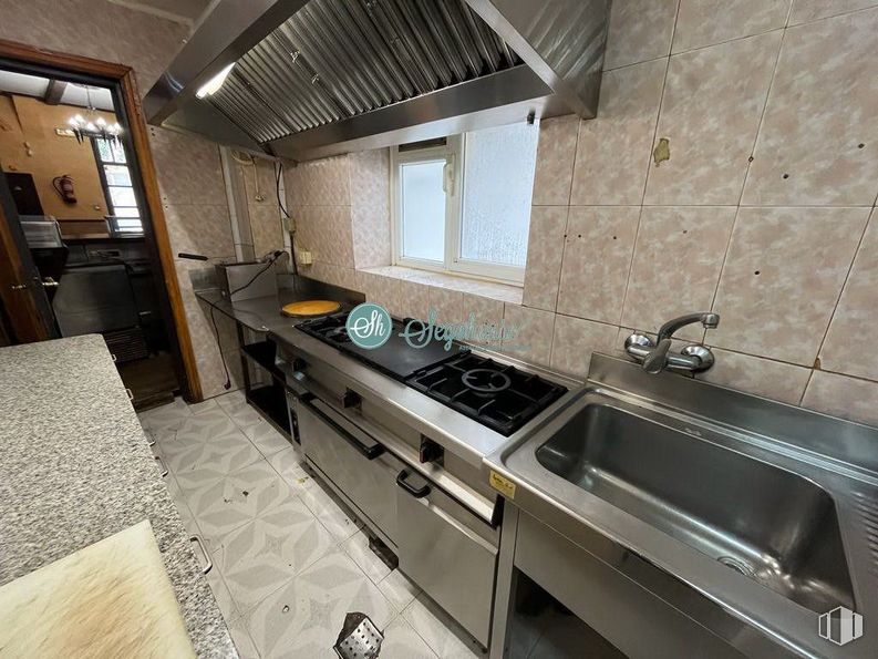 Retail for sale & for rent at Calle José Zorrilla, Segovia, 40002 with sink, gas stove, kitchen sink, tap, cabinetry, countertop, kitchen stove, kitchen appliance, building and plumbing fixture around