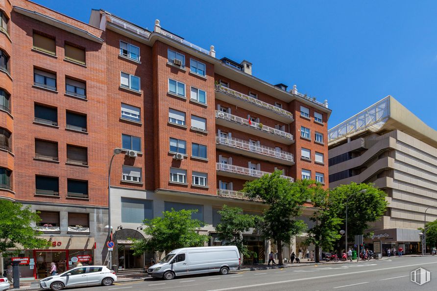 Local en alquiler en Calle Goya, 85, Salamanca, Madrid, 28001 con camioneta, edificio, coche, vehículo terrestre, cielo, rueda, neumático, ventana, vehículo y planta alrededor