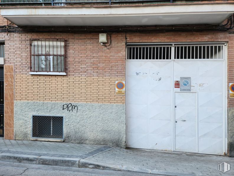 Nave en alquiler y venta en Calle Piña, 24, Carabanchel, Madrid, 28044 con ventana, puerta, pared, albañilería, ladrillo, material compuesto, hormigón, acera, puerta de garaje y pintura alrededor