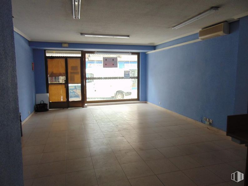 Retail for rent at Paseo Santo Tomás, Ávila, 05003 with door, fixture, flooring, floor, wood, building, house, television, ceiling and window around