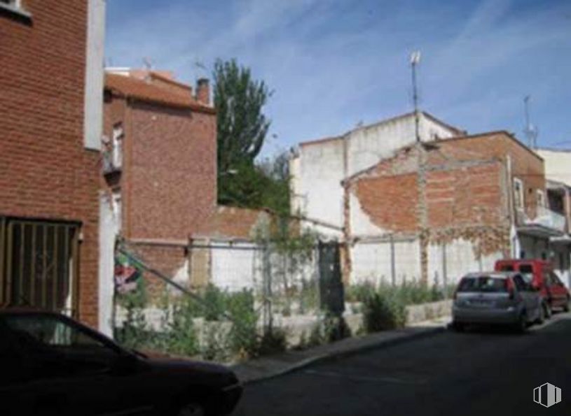 Suelo en venta en Calle San Pedro, 66, Coslada, Madrid, 28820 con coche, casa, ventana, cielo, vehículo terrestre, edificio, luz de estacionamiento automotriz, planta, nube y vehículo alrededor