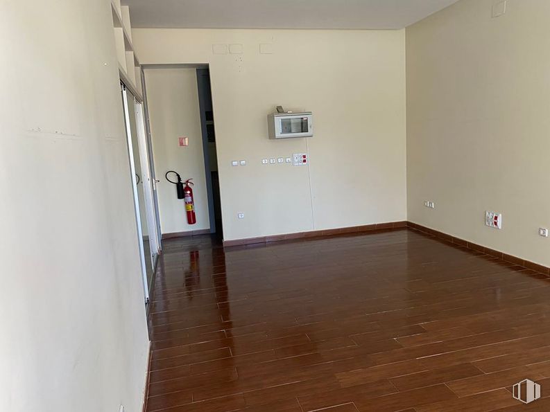 Retail for sale at Calle Romero, Azuqueca de Henares, Guadalajara, 19200 with flooring, floor, wood, wood flooring, interior design, ceiling, brown, room, tile flooring and laminate flooring around