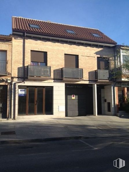 Local en alquiler en Calle Escuelas, El Álamo, Madrid, 28607 con edificio, ventana, puerta, cielo, zona residencial, diseño urbano, fachada, asfalto, sombra y edificio comercial alrededor