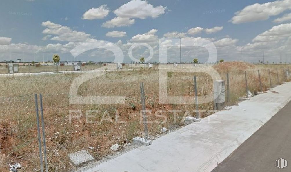 Land for sale at Calle Vega de Bornova, 2, Quer, Guadalajara, 28043 with cloud, sky, land lot, grass, landscape, road surface, road, grass family, composite material and urban design around