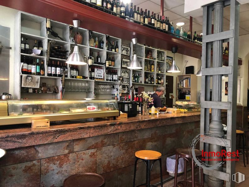 Retail for sale & for rent at Zona Lavapiés, Centro, Madrid, 28012 with stool, drinking establishment, property, barware, shelf, bottle, shelving, interior design, bar stool and table around