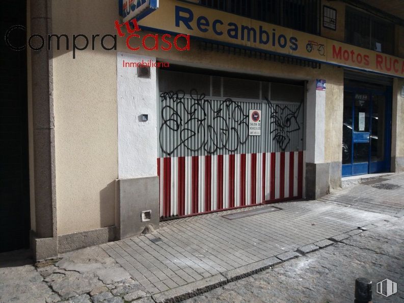 Industrial for sale & for rent at Zona Fernández Ladreda - San Millán, Segovia, 40002 with building, fixture, door, wood, font, road surface, wall, sidewalk, art and facade around