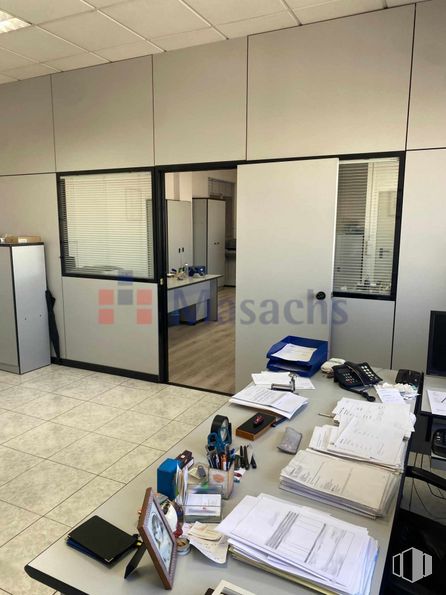 Nave en venta en Calle Américas, 17, Coslada, Madrid, 28820 con persiana de la ventana, mesa, mesa, mueble, edificio, diseño automovilístico, escritorio, suelos, ingeniería y accesorio alrededor