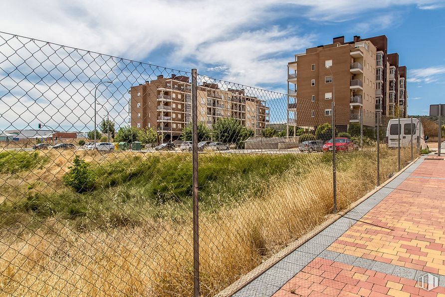 Suelo en venta en Calle María Luisa Menéndez Calleja, Cuenca, 16003 con edificio, nube, cielo, planta, ventana, terreno, valla, diseño urbano, hierba y barrio alrededor