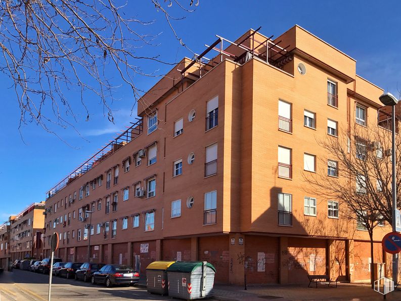 Retail for sale at Calle Neptuno, 49, Valdemoro, Madrid, 28341 with building, sky, window, waste container, urban design, condominium, tree, wheel, tower block and neighbourhood around