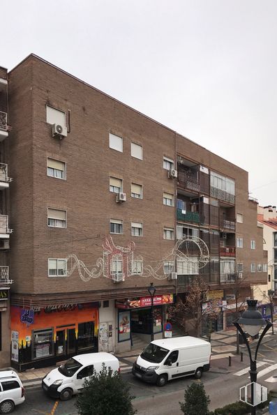 Local en alquiler y venta en Carretera Loeches, 7, Arganda del Rey, Madrid, 28500 con camioneta, coche, edificio, vehículo terrestre, rueda, propiedad, neumático, cielo, ventana y vehículo alrededor