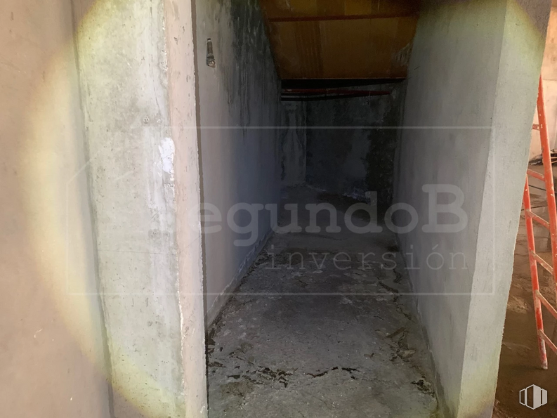 Retail for sale at Calle Ventanilla, 8, Colmenarejo, Madrid, 28270 with packaged goods, house, building, gas, wood, stairs, composite material, flooring, font and concrete around