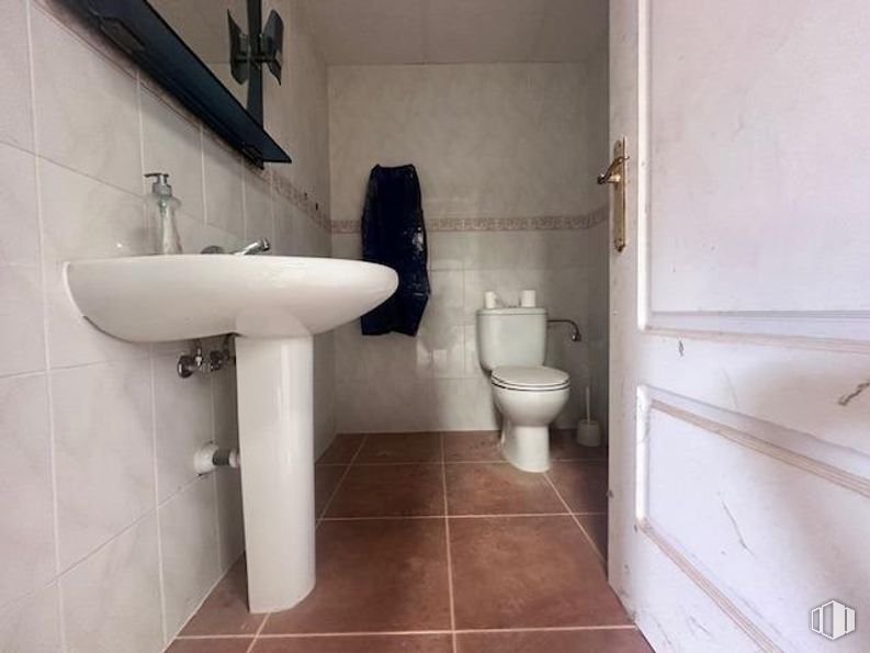 Industrial for sale at Calle Batanes, Villarejo de Salvanés, Madrid, 28590 with toilet, door, sink, plumbing fixture, tap, property, bathroom sink, bathroom, purple and fluid around