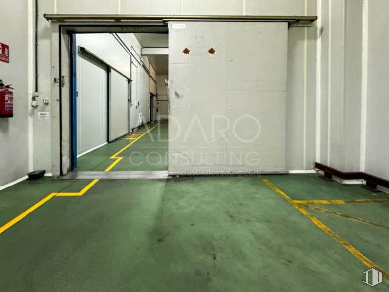 Nave en alquiler y venta en Polígono industrial Urtinsa, Leganés, Madrid, 28917 con accesorio, suelos, suelo, asfalto, puerta, edificio, gas, material compuesto, techo y máquina alrededor