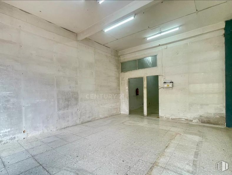 Local en venta en Paseo Alameda, Alcalá de Henares, Madrid, 28804 con ventana, puerta, accesorio, suelos, suelo, edificio, hall, material compuesto, techo y hormigón alrededor