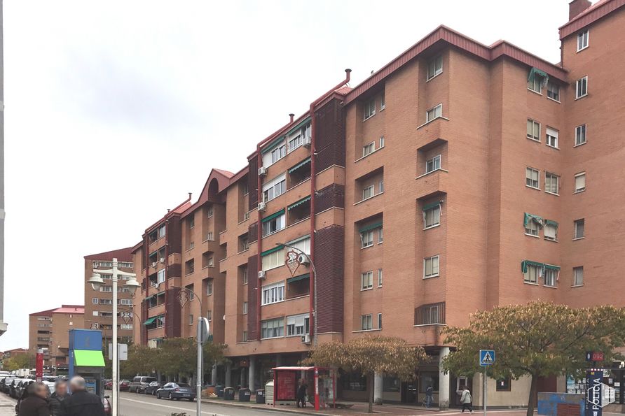 Local en alquiler en Calle Madrid, 11, Torrejón de Ardoz, Madrid, 28850 con persona, edificio, cielo, día, propiedad, ventana, infraestructura, planta, árbol y arquitectura alrededor