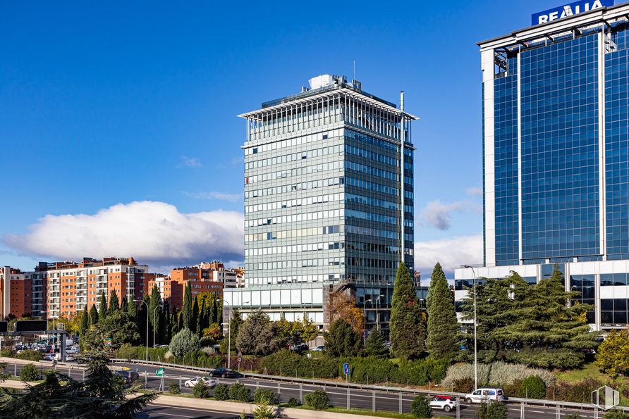 Oficina en alquiler en Torre Indocentro, Calle Retama, 7, Arganzuela, Madrid, 28045 con edificio, planta, cielo, nube, día, rascacielos, árbol, bloque de torre, diseño urbano y condominio alrededor