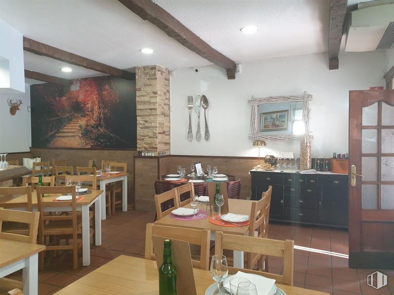 Local en venta en Zona Universidad, Móstoles, Madrid, 28933 con vajilla, mesa de cocina y comedor, botella, copa de vino, puerta, mesa, botella de vino, silla, mesa y mueble alrededor