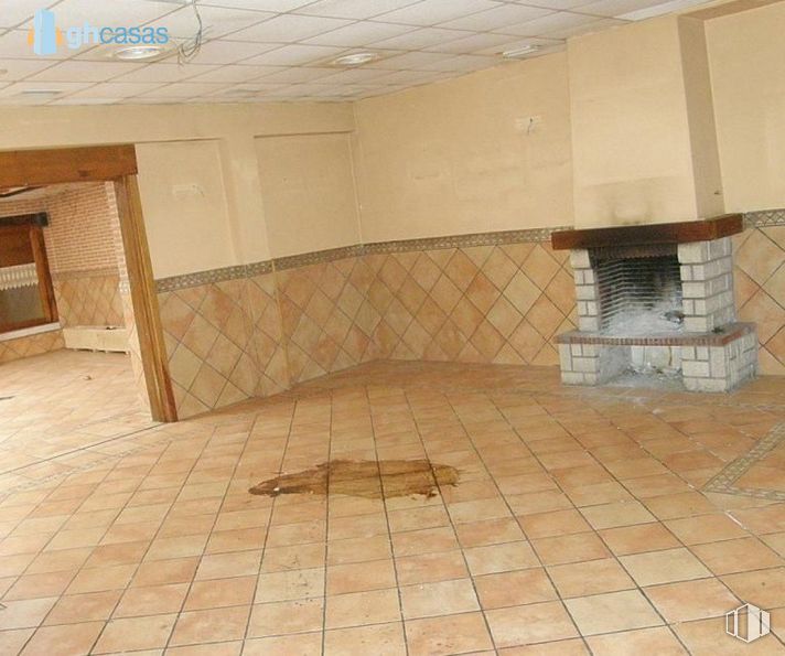 Retail for sale at Calle Real, Navalafuente, Madrid, 28729 with fireplace, tile flooring, wood, floor, flooring, brick, brickwork, ceiling, building material and hardwood around