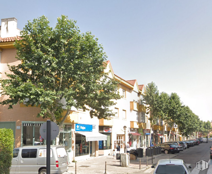 Retail for rent at Calle Jacinto Benavente, Villanueva de la Cañada, Madrid, 28691 with car, van, sky, land vehicle, vehicle, plant, wheel, tire, infrastructure and building around