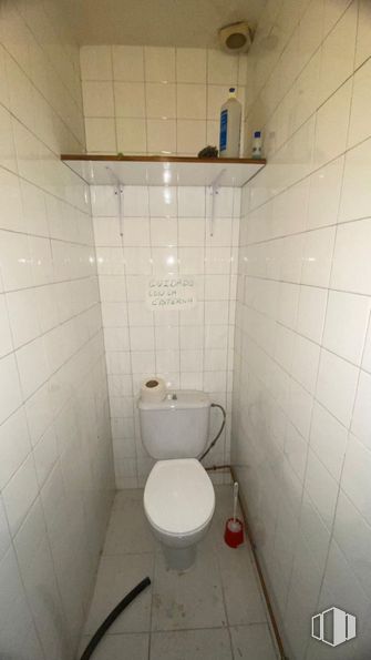 Retail for sale at Calle Cardenal González Mendoza, 3, Guadalajara, 19001 with toilet, property, fixture, bathroom, purple, floor, line, plumbing, wall and composite material around