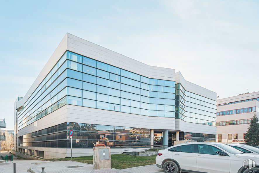 Oficina en alquiler en Edificio Abeto, Avenida Industria, 51, Alcobendas, Madrid, 28100 con coche, edificio, rueda, neumático, cielo, propiedad, vehículo, nube, ventana y planta alrededor