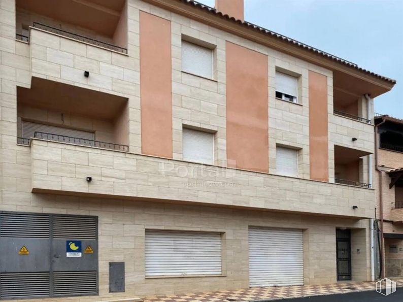 Local en venta en Calle Real de Arriba, Los Yébenes, Toledo, 45470 con persiana de la ventana, ventana, propiedad, durante el día, edificio, cielo, madera, accesorio, diseño urbano y ladrillo alrededor