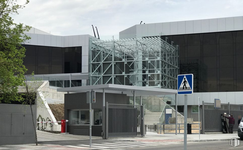 Local en alquiler y venta en Avenida Tenerife, San Sebastián de los Reyes, Madrid, 28700 con nube, cielo, arquitectura, diseño urbano, casa, edificio, fachada, edificio comercial, ciudad y sombra alrededor