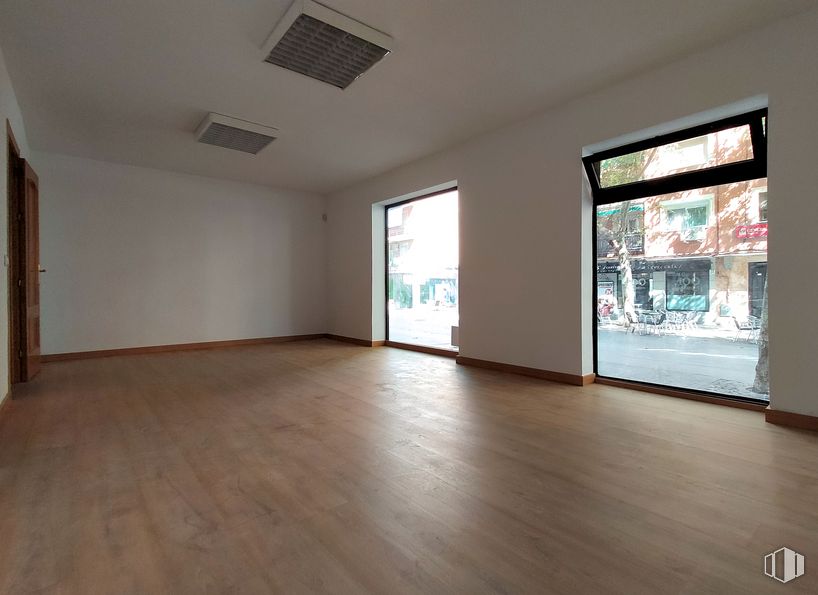 Oficina en alquiler en Calle Mayor, Alcorcón, Madrid, 28921 con ventana, propiedad, accesorio, diseño de interiores, madera, sombra, pasillo, suelo, edificio y bienes raíces alrededor