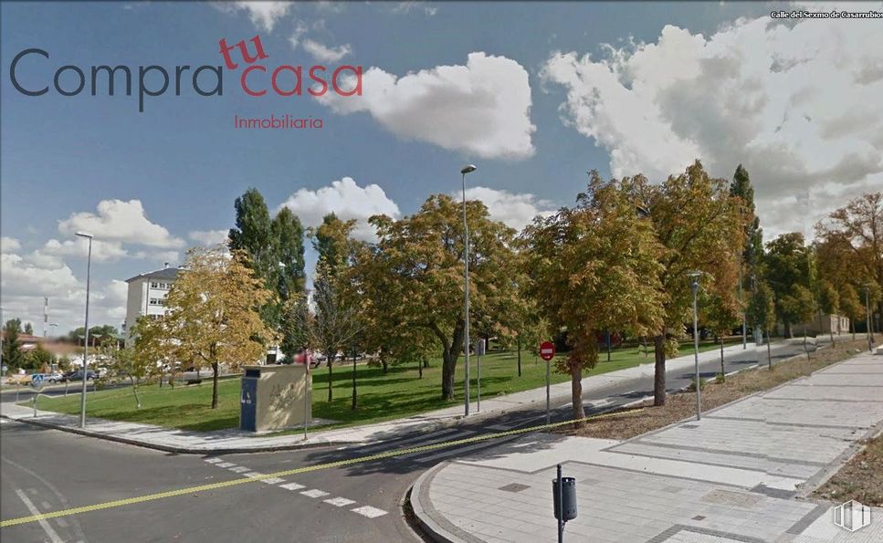 Land for sale at Plaza de Toros, Segovia, 40005 with street light, building, cloud, sky, plant, tree, road surface, asphalt, urban design and morning around