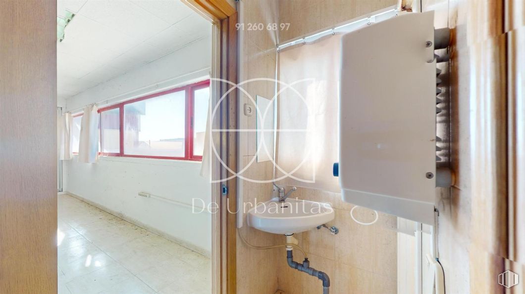 Industrial for sale & for rent at Poligono Rompecubas, Valdemoro, Madrid, 28341 with sink, window, flooring, floor, ceiling, interior design, room, apartment, glass and tile flooring around