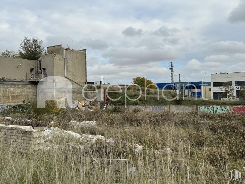 Land for sale at Polígono Las Nieves, Móstoles, Madrid, 28935 with building, cloud, sky, plant, land lot, tree, grass, plain, landscape and rural area around