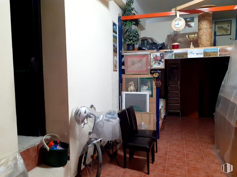 Retail for sale at Calle Juan Álvarez Mendizábal, 29, Moncloa - Aravaca, Madrid, 28008 with tire, wheel, bicycle wheel, flooring, furniture, floor, interior design, shelving, room and shelf around