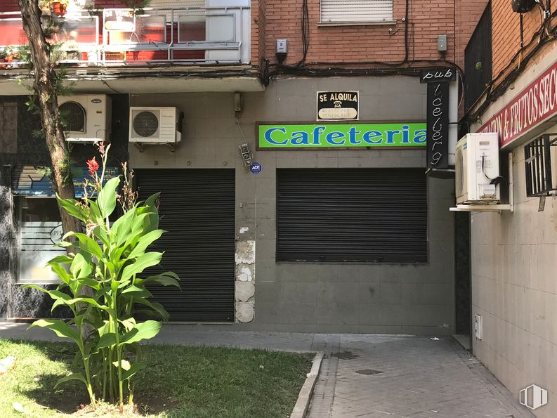 Retail for sale & for rent at Calle Sagra, 5, Leganés, Madrid, 28915 with plant, property, window, building, fixture, door, real estate, facade, sidewalk and brick around