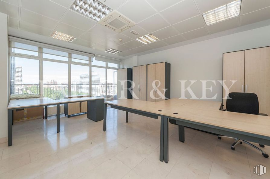 Oficina en venta en Paseo Castellana, Chamartín, Madrid, 28046 con ventana, alumbrado, escritorio, mesa, lámpara, mueble, propiedad, edificio, silla de oficina y madera alrededor