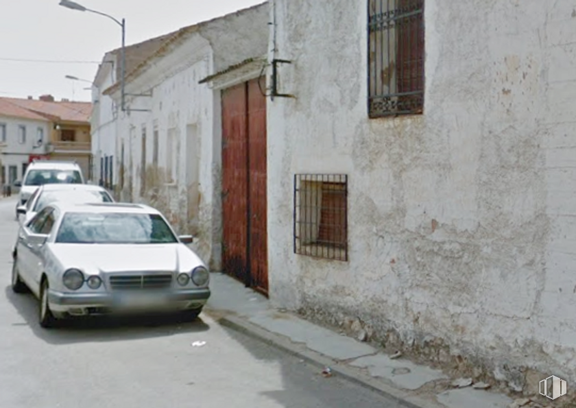 Land for sale at Calle Pez, Las Mesas, Cuenca, 16650 with car, window, house, automotive parking light, land vehicle, vehicle, tire, hood, automotive lighting and motor vehicle around