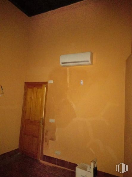 Office for sale & for rent at Calle Granada, Toledo, 45001 with door, brown, wood, fixture, building, floor, flooring, paint, shade and wood stain around