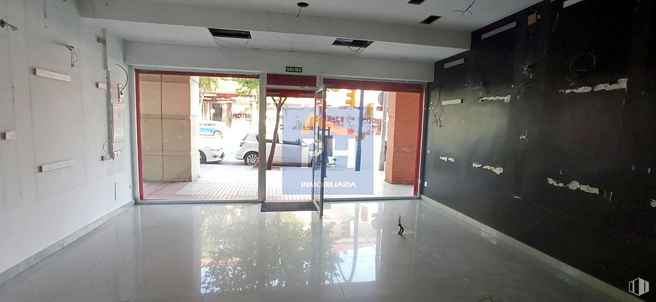 Local en alquiler y venta en Calle Extremadura, Fuenlabrada, Madrid, 28944 con accesorio, arquitectura, interiorismo, suelo, iluminación del automóvil, pared, suelos, gas, vidrio y puerta del vehículo alrededor