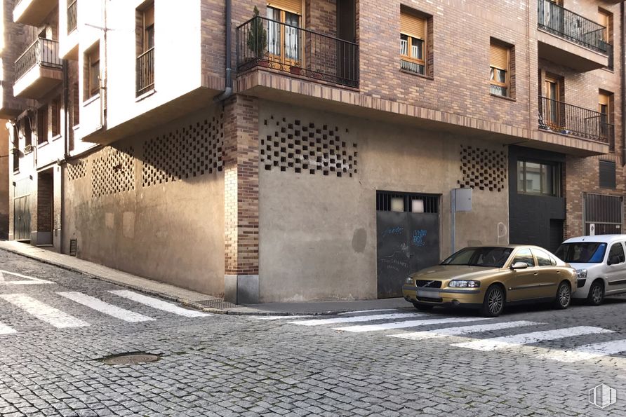 Retail for sale & for rent at Calle de los Arroyos, Segovia, 40005 with car, building, automotive parking light, wheel, land vehicle, window, vehicle, tire, road surface and automotive lighting around