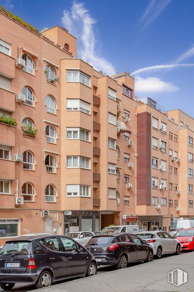 Local en venta en Ronda Caballero de la Mancha, 71, Fuencarral - El Pardo, Madrid, 28034 con coche, edificio, rueda, , neumático, , , , ventana y  alrededor