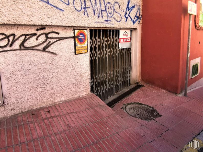 Local en venta en Calle Álvaro Muñoz, 7, San Sebastián de los Reyes, Madrid, 28700 con edificio, superficie de la carretera, escritura, ladrillo, pared, línea, puerta, albañilería, fuente y gas alrededor