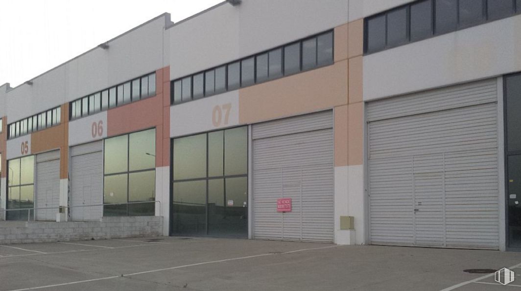 Industrial for sale at Calle Boadilla, Illescas, Toledo, 45200 with building, fixture, asphalt, grey, floor, sky, road surface, composite material, commercial building and real estate around