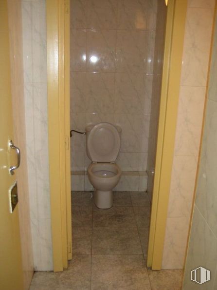 Retail for sale & for rent at Avenida Constitución, Móstoles, Madrid, 28931 with toilet, toilet seat, property, plumbing fixture, urinal, bathroom, fixture, wood, floor and flooring around