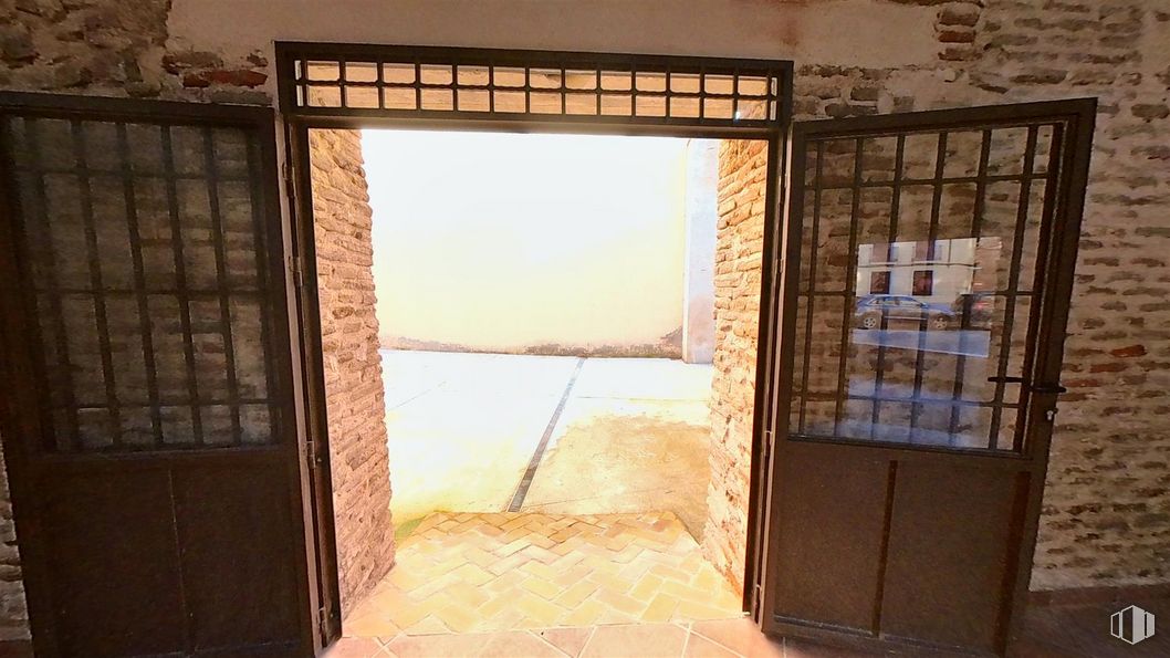 Retail for rent at Calle Portiña del Salvador, 13, Talavera de la Reina, Toledo, 45600 with door, fixture, wood, rectangle, shade, composite material, gas, tints and shades, building material and metal around