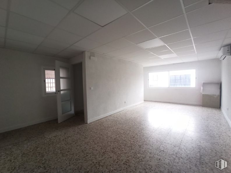 Nave en venta en Zona industrial, Humanes de Madrid, Madrid, 28970 con ventana, puerta, edificio, hall, madera, accesorio, suelos, suelo, techo y madera dura alrededor